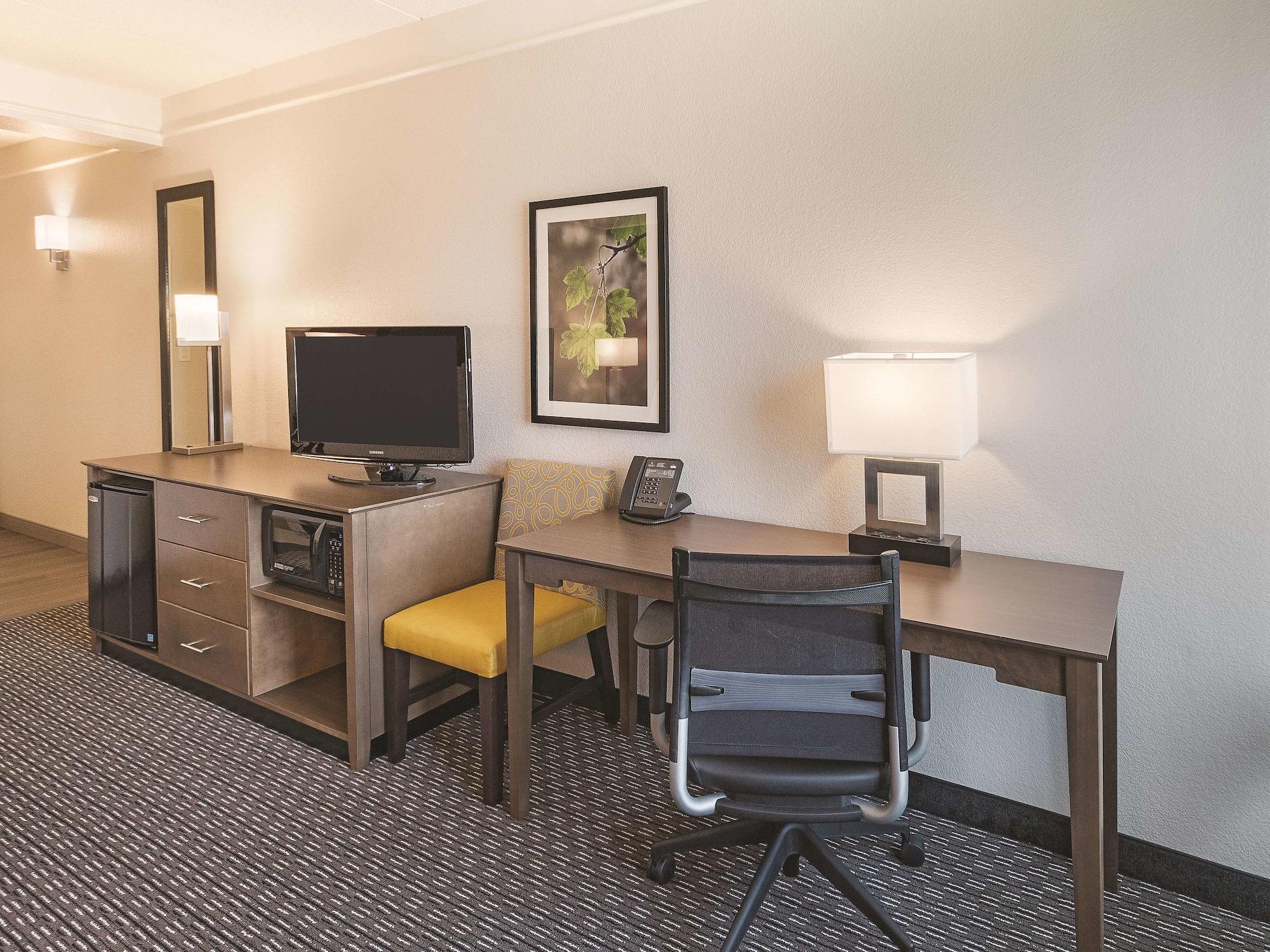 La Quinta By Wyndham Arlington North 6 Flags Dr Hotell Exteriör bild