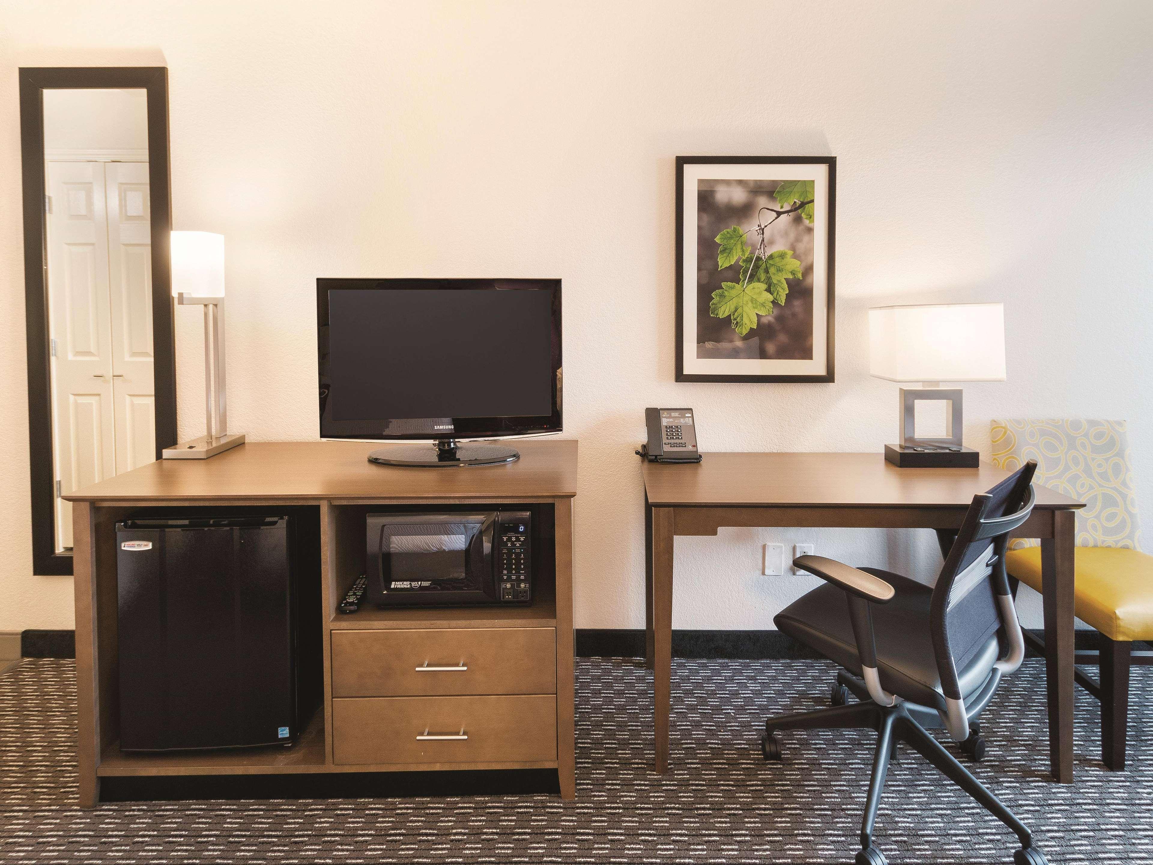 La Quinta By Wyndham Arlington North 6 Flags Dr Hotell Exteriör bild
