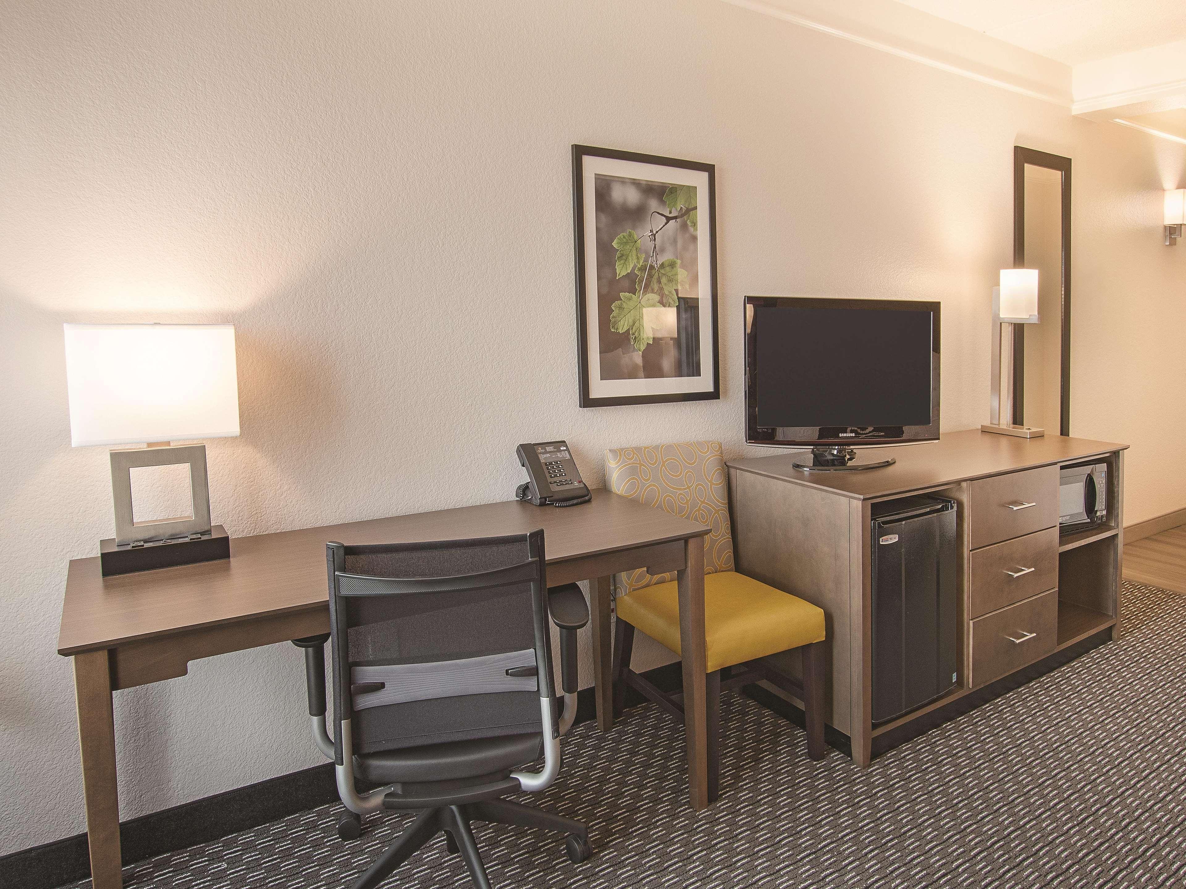La Quinta By Wyndham Arlington North 6 Flags Dr Hotell Exteriör bild