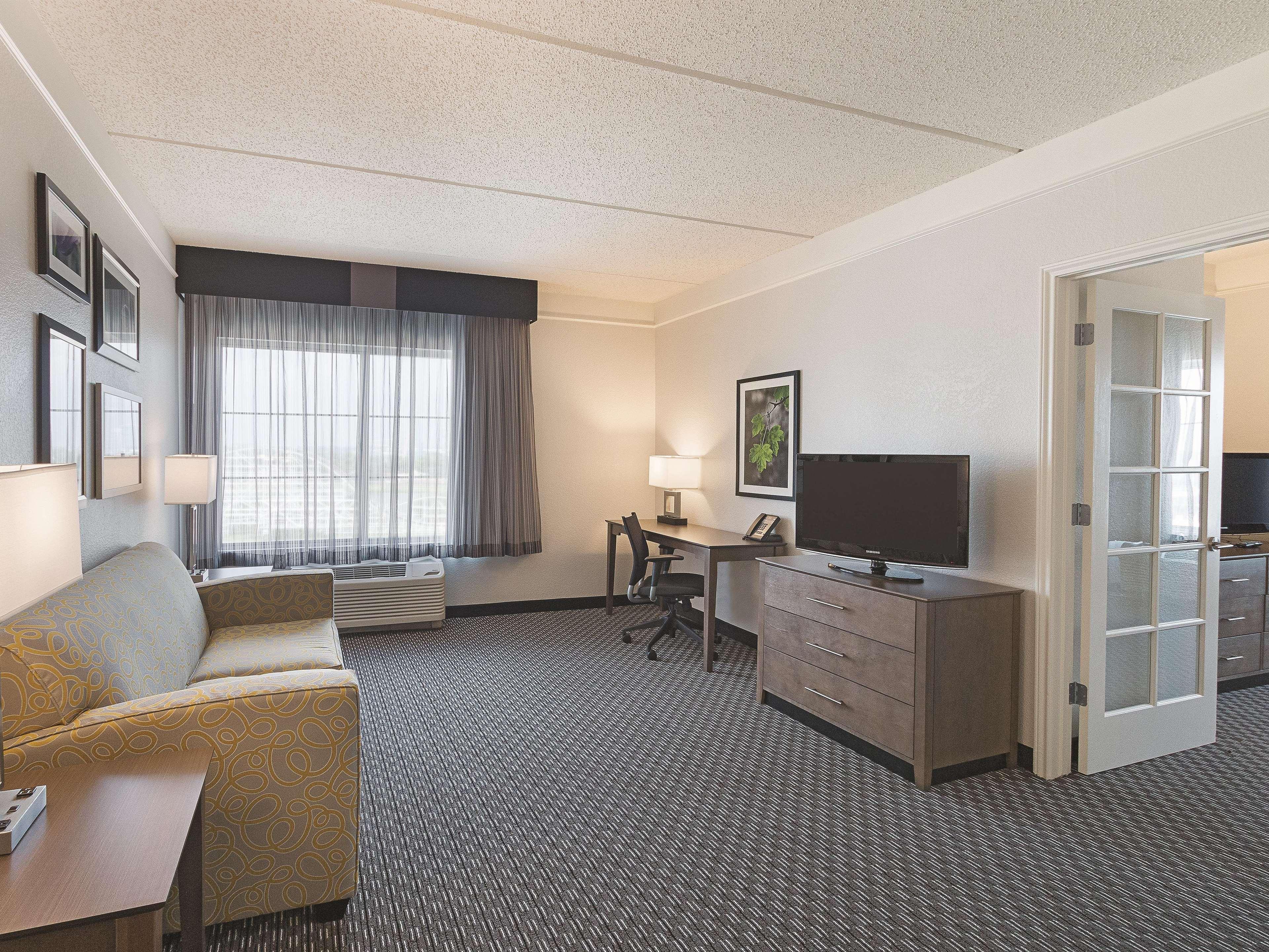 La Quinta By Wyndham Arlington North 6 Flags Dr Hotell Exteriör bild