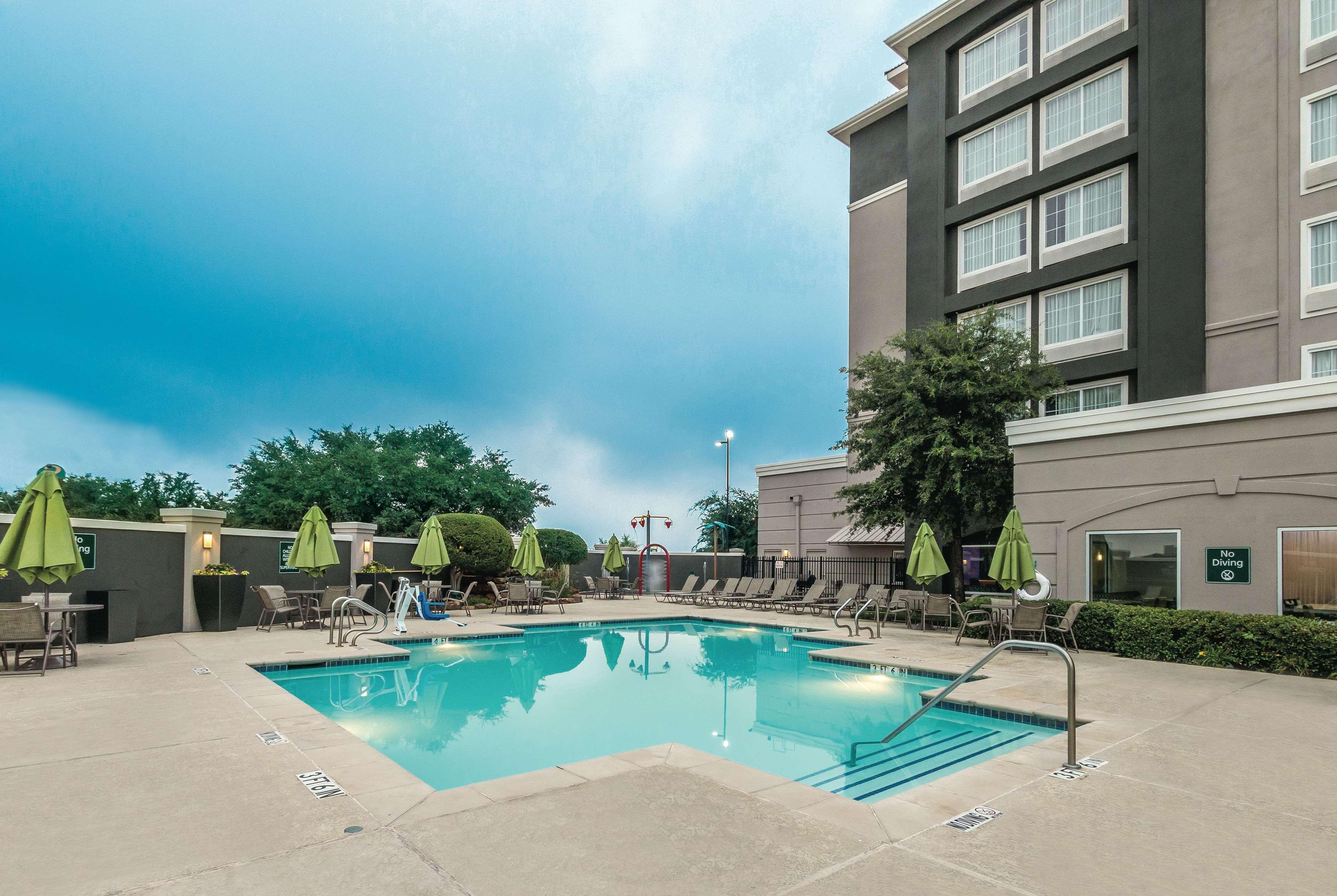 La Quinta By Wyndham Arlington North 6 Flags Dr Hotell Exteriör bild