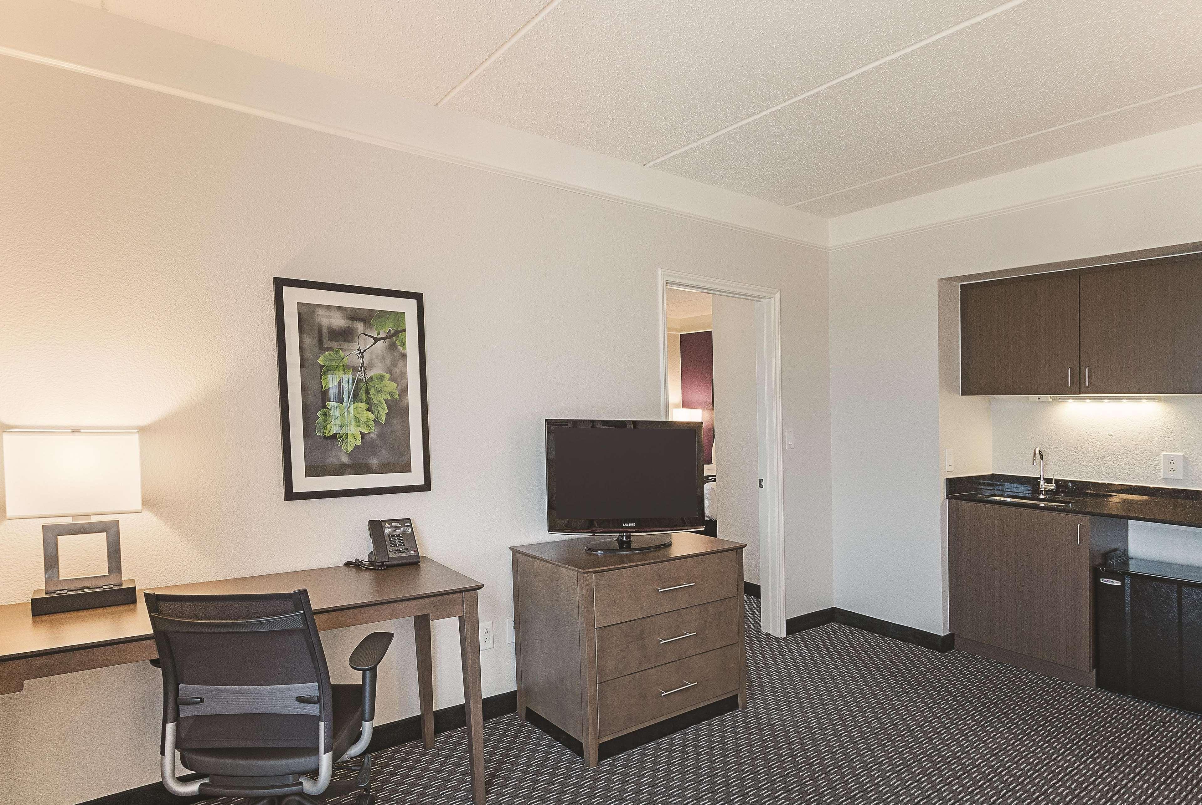 La Quinta By Wyndham Arlington North 6 Flags Dr Hotell Exteriör bild