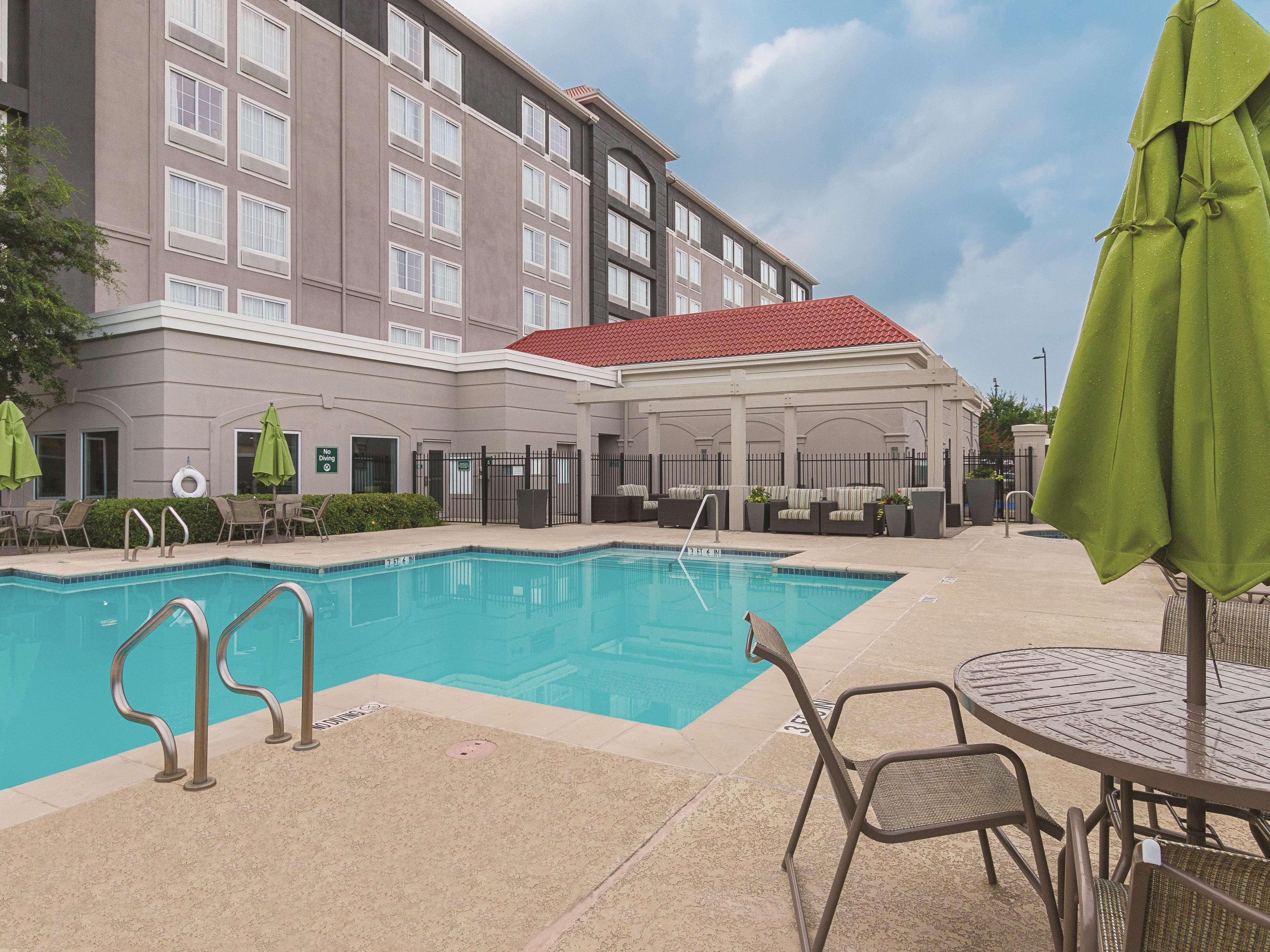 La Quinta By Wyndham Arlington North 6 Flags Dr Hotell Exteriör bild
