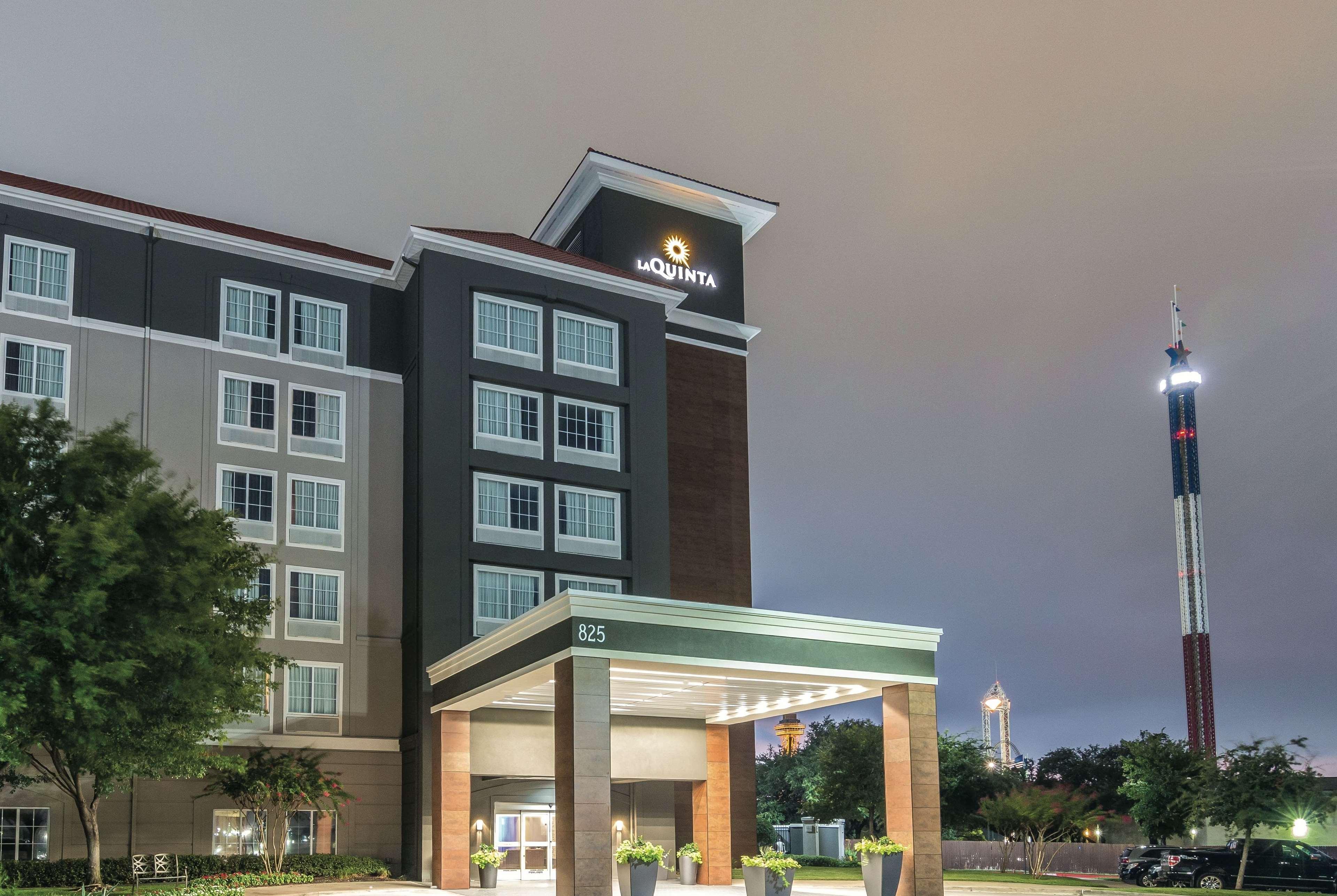La Quinta By Wyndham Arlington North 6 Flags Dr Hotell Exteriör bild