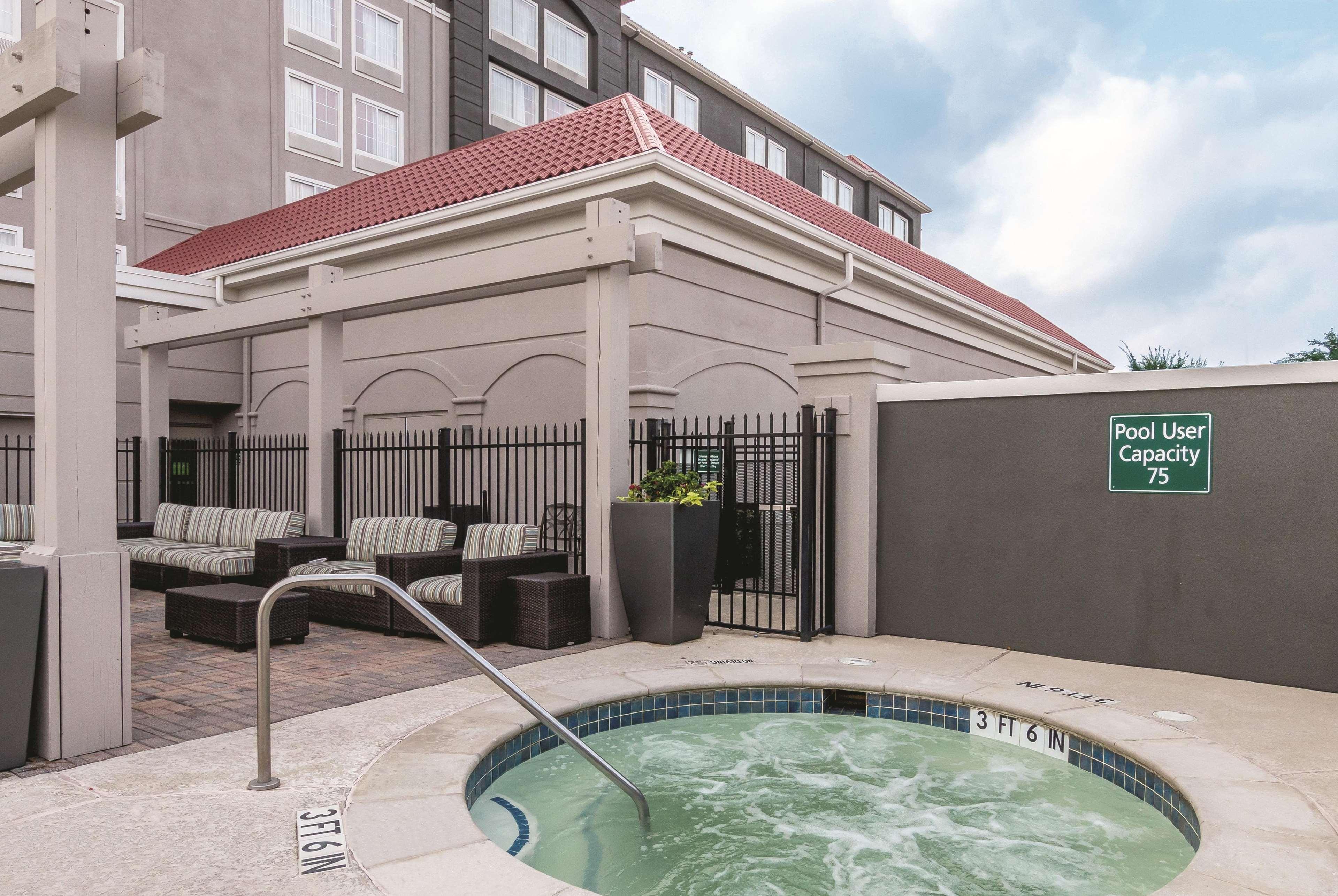 La Quinta By Wyndham Arlington North 6 Flags Dr Hotell Exteriör bild
