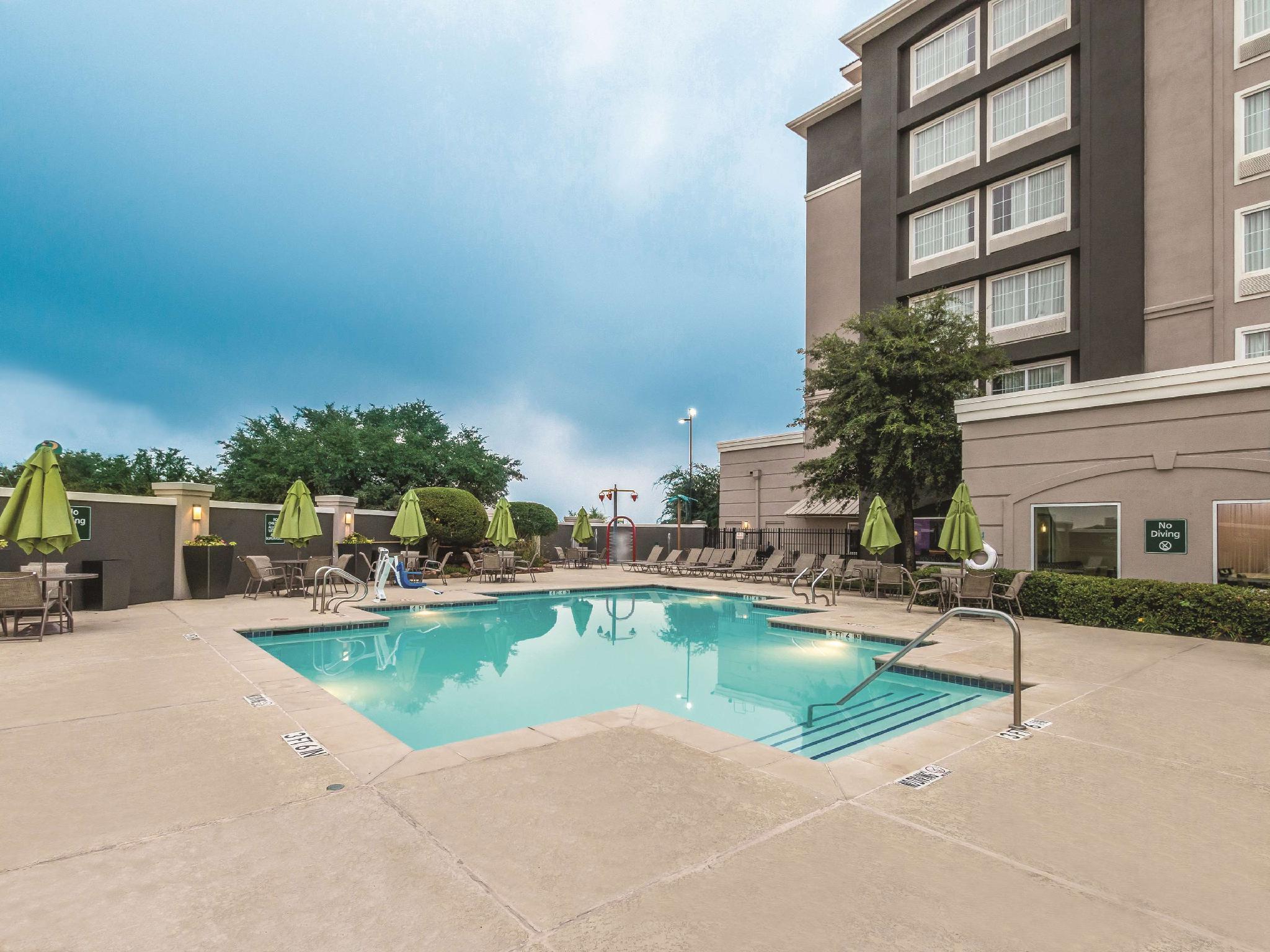 La Quinta By Wyndham Arlington North 6 Flags Dr Hotell Exteriör bild